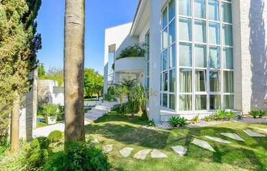 Imagem: A casa possui 4 Dormitórios, 5 Banheiros, 5 Vagas na garagem