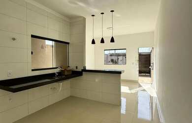 Imagem: A casa possui 2 Dormitórios, 2 Banheiros, 2 Vagas na garagem