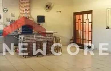 Imagem: A casa possui 3 Dormitórios, 2 Banheiros, 2 Vagas na garagem