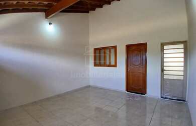 Imagem: A casa possui 3 Dormitórios, 1 Banheiro, 2 Vagas na garagem