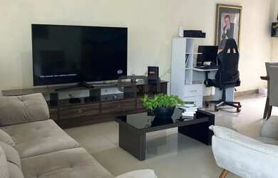 Imagem: A casa possui 3 Dormitórios, 3 Banheiros, 2 Vagas na garagem