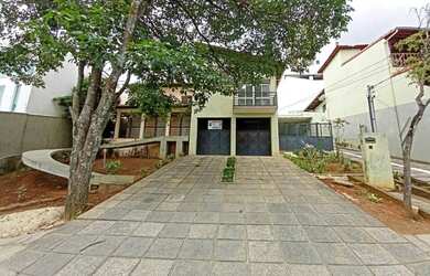 Imagem: A casa possui 3 Dormitórios, 3 Banheiros, 5 Vagas na garagem