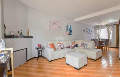 Imagem: A casa possui 3 Dormitórios, 3 Banheiros, 2 Vagas na garagem