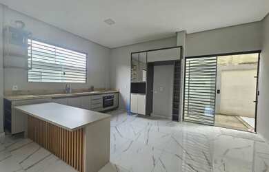 Imagem: A casa possui 3 Dormitórios, 3 Banheiros, 2 Vagas na garagem