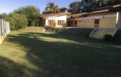 Imagem: A casa em condomínio possui 4 Dormitórios, 5 Banheiros, 740m²