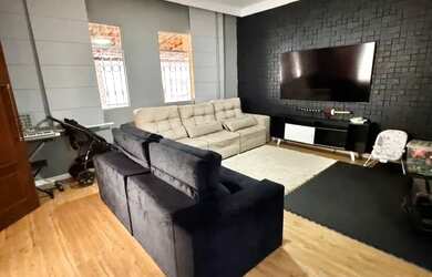 Imagem: A casa possui 3 Dormitórios, 2 Banheiros, 3 Vagas na garagem