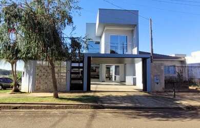 Imagem: A casa possui 3 Dormitórios, 2 Banheiros, 2 Vagas na garagem