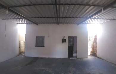 Imagem: A casa possui 2 Dormitórios, 1 Banheiro, 2 Vagas na garagem