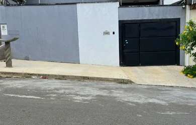 Imagem: A casa possui 3 Dormitórios, 3 Banheiros, 4 Vagas na garagem