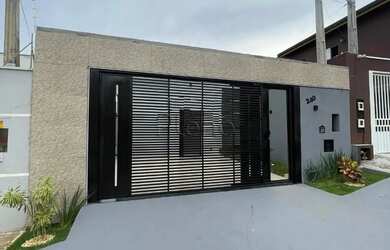 Imagem: A casa possui 3 Dormitórios, 1 Banheiro, 2 Vagas na garagem