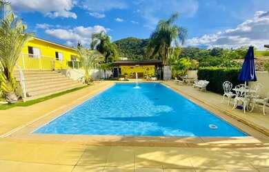 Imagem: LINDA CASA TÉRREA À VENDA EM CONDOMÍNIO ARBORIZADO COM PLAYGROUND