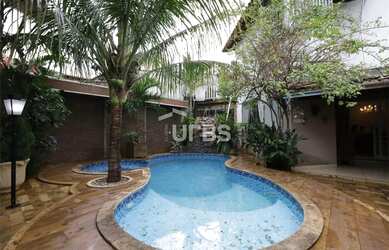 Imagem: A casa possui 4 Dormitórios, 5 Banheiros, 4 Vagas na garagem