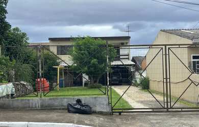 Imagem: A casa possui 3 Dormitórios, 3 Banheiros, 2 Vagas na garagem