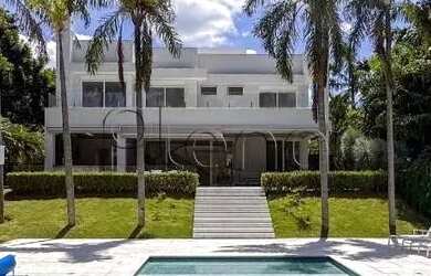 Imagem: A casa em condomínio possui 5 Dormitórios, 5 Banheiros, 5