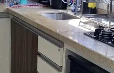 Imagem: A casa em condomínio possui 3 Dormitórios, 1 Banheiro, 2 Vagas