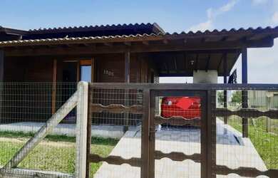 Imagem: A casa possui 2 Dormitórios, Acomodam 8 pessoas, 1 Vaga na