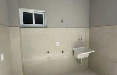 Imagem: A casa possui 2 Dormitórios, 2 Banheiros, 2 Vagas na garagem