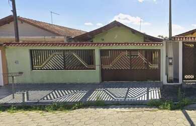 Imagem: A casa possui 3 Dormitórios, 2 Banheiros, 5 Vagas na garagem