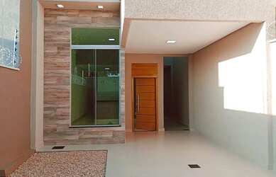 Imagem: A casa possui 3 Dormitórios, 2 Banheiros, 2 Vagas na garagem