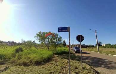 Imagem: O terreno possui 332m² de Área e está localizado em Rosas