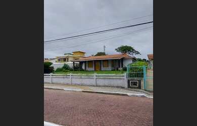 Imagem: A casa possui 5 Dormitórios, 4 Banheiros, 5 Vagas na garagem