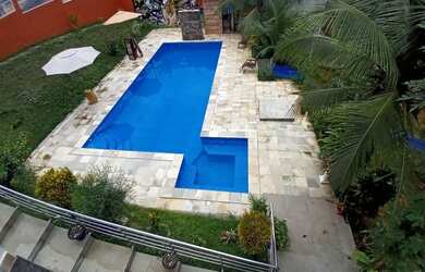 Imagem: A casa possui 3 Dormitórios, Churrasqueira, Piscina e está