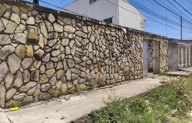 Imagem: A casa possui 2 Dormitórios, 2 Banheiros, 3 Vagas na garagem