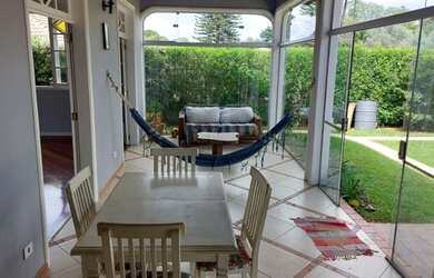 Imagem: A casa em condomínio possui 4 Dormitórios, 4 Banheiros, 4