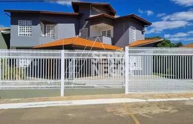 Imagem: A casa em condomínio possui 4 Dormitórios, 5 Banheiros, 4