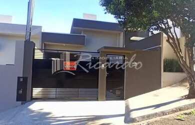 Imagem: A casa possui 3 Dormitórios, 1 Banheiro, 1 Vaga na garagem