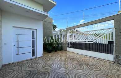 Imagem: A casa possui 3 Dormitórios, 2 Banheiros, 2 Vagas na garagem