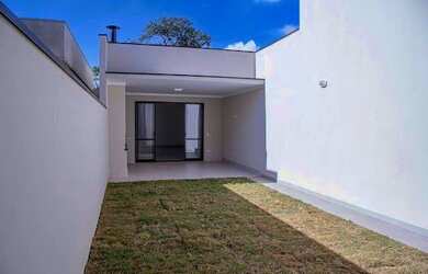 Imagem: A casa possui 3 Dormitórios, 4 Banheiros, 2 Vagas na garagem