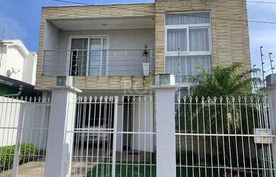 Imagem: A casa possui 4 Dormitórios, 3 Banheiros, 2 Vagas na garagem