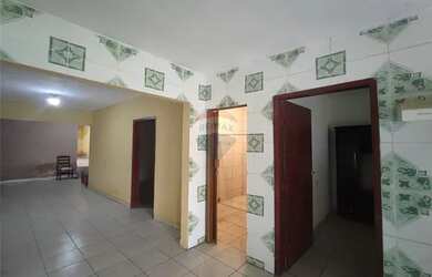 Imagem: A casa possui 4 Dormitórios, 2 Banheiros, 1 Vaga na garagem