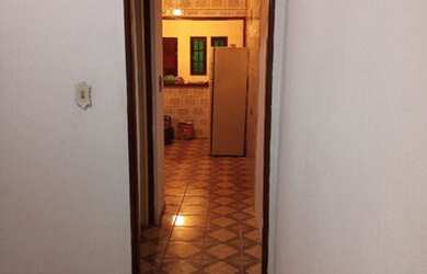 Imagem: A casa possui 3 Dormitórios, 1 Banheiro, 2 Vagas na garagem