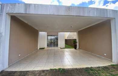 Imagem: A casa possui 3 Dormitórios, 3 Banheiros, 2 Vagas na garagem