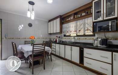 Imagem: A casa possui 4 Dormitórios, 2 Banheiros, 3 Vagas na garagem