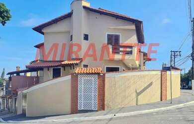 Imagem: A casa possui 4 Dormitórios, 4 Banheiros, 3 Vagas na garagem