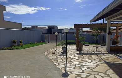 Imagem: A casa em condomínio possui 4 Dormitórios, 5 Banheiros, 3