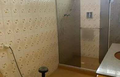 Imagem: A casa possui 3 Dormitórios, 4 Banheiros, 5 Vagas na garagem