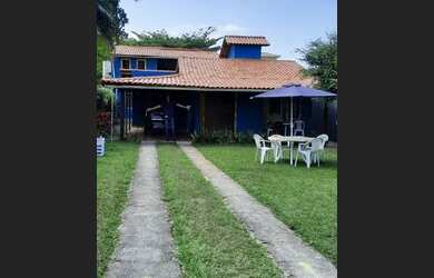 Imagem: A casa possui 3 Dormitórios, 2 Banheiros, 5 Vagas na garagem