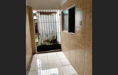 Imagem: A casa possui 2 Dormitórios e 1 Banheiro e está localizado