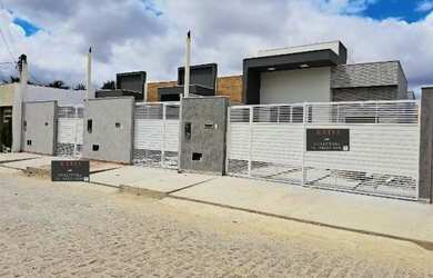 Imagem: A casa possui 3 Dormitórios, 2 Banheiros, 2 Vagas na garagem