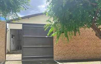 Imagem: A casa possui 3 Dormitórios, 2 Banheiros e 2 Vagas na garagem