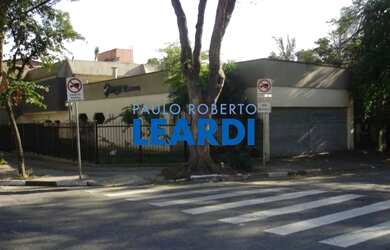 Imagem: O depósito possui 4 Vagas na garagem, 380m² de Área e está