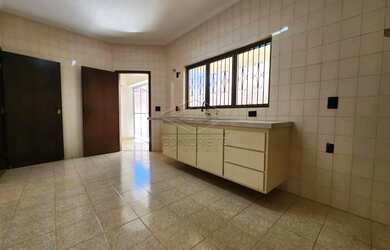 Imagem 6: Casa Residência em Jaú. Área de serviço, 550m² de Área, 3 Vagas...