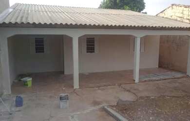 Imagem: A casa possui 3 Dormitórios, 2 Banheiros, 1 Vaga na garagem