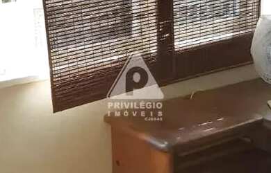 Imagem 2: 3 quartos em rua nobre de Copacabana