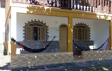 Imagem: A casa possui 5 Dormitórios, Acomodam 30 pessoas, 5 Vagas na