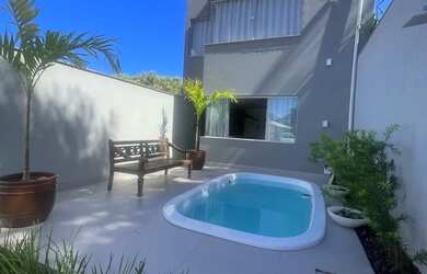 Imagem: A casa possui 1 Dormitório, Acomodam 6 pessoas, 3 Vagas na